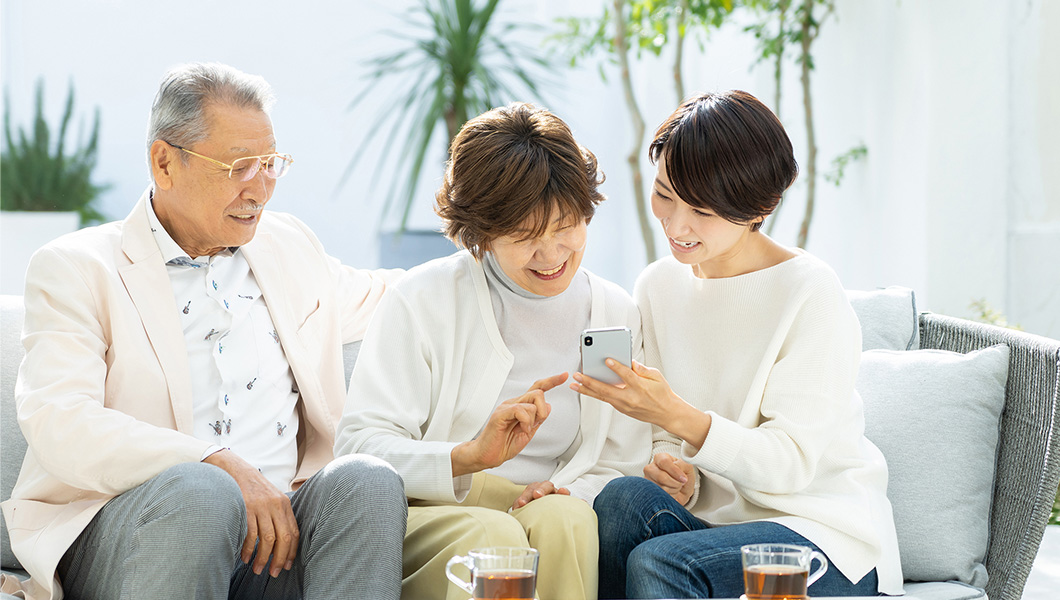 リフォーム会社向けサービスの利用イメージ。スマートフォンを見る家族の様子