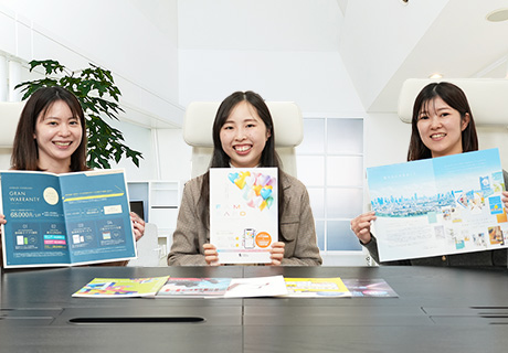 白いデスクでパソコン作業を行う社員の手元。システム開発業務のイメージ
