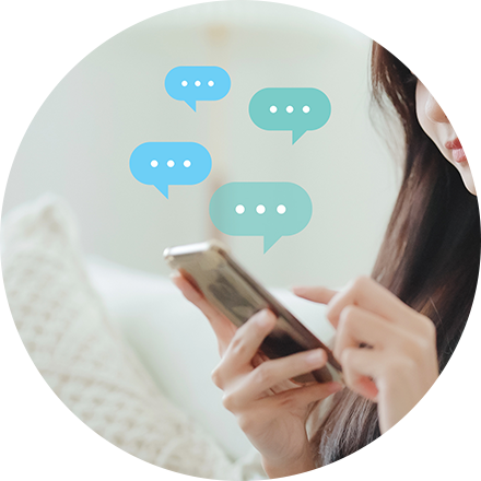 スマートフォンでチャットを使って保証に関する問い合わせを行う女性