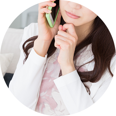 スマートフォンで電話によるサポート対応を受ける女性